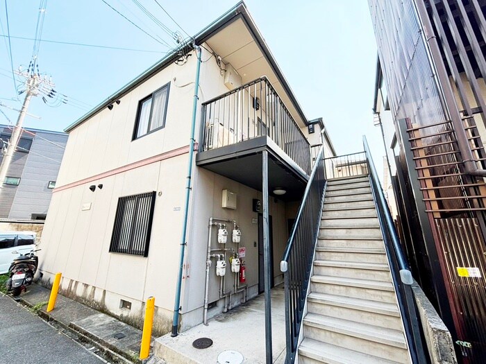 物件外観写真2　(エントランス部分)