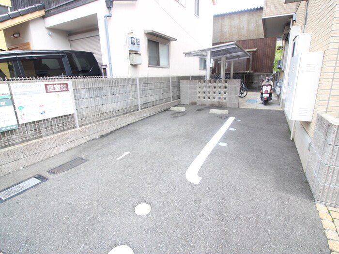 物件外観写真4　(駐車場)