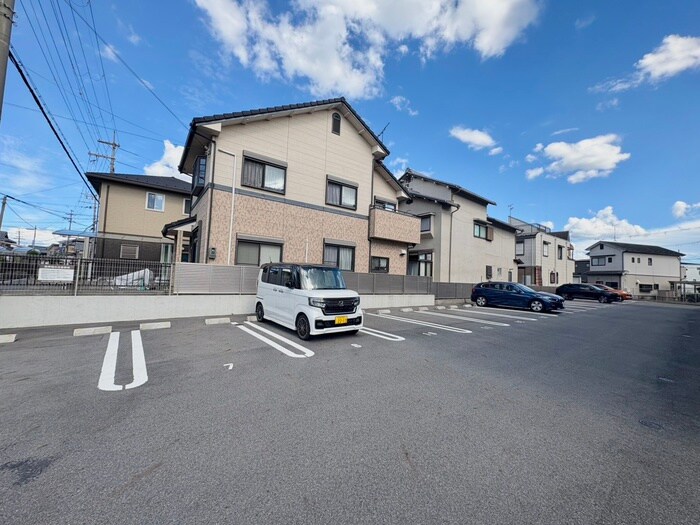 物件外観写真2　(駐車場)