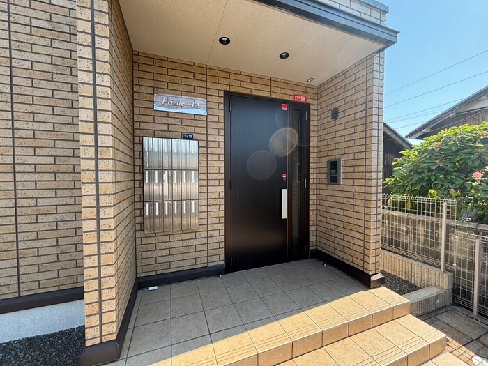 物件外観写真6　(エントランス部分)