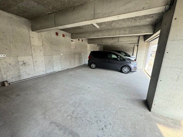 物件外観写真4　(駐車場)