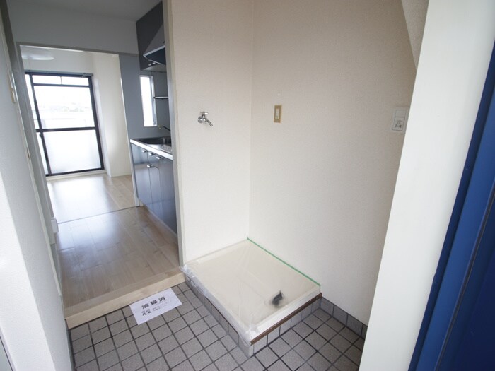 物件内観写真12　(洗濯機置場)