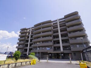 ｲﾝﾍﾟﾘｱﾙﾊﾟﾚｽ ﾘﾊﾞ-ｻｲﾄﾞ外観写真