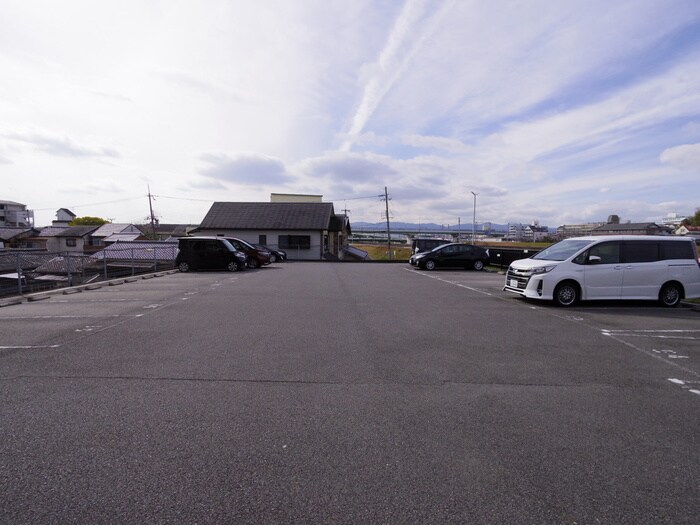 物件外観写真6　(駐車場)