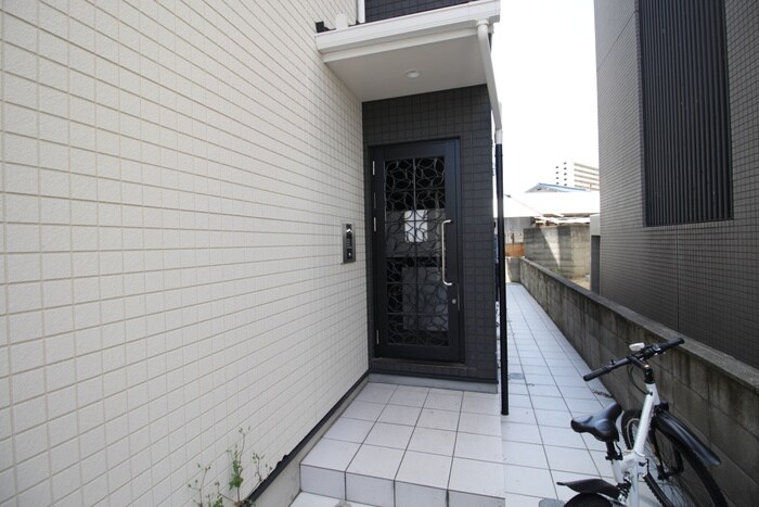 物件外観写真5　(エントランス部分)