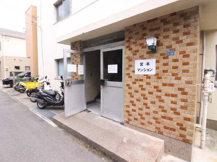 物件外観写真5　(エントランス部分)