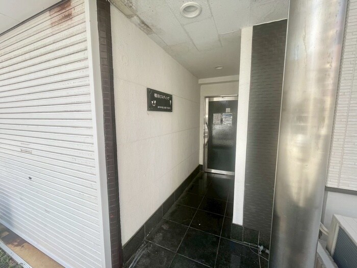 物件外観写真2　(エントランス部分)
