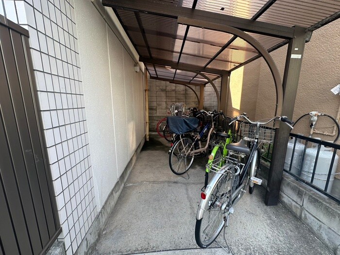 物件外観写真4　(駐輪場)