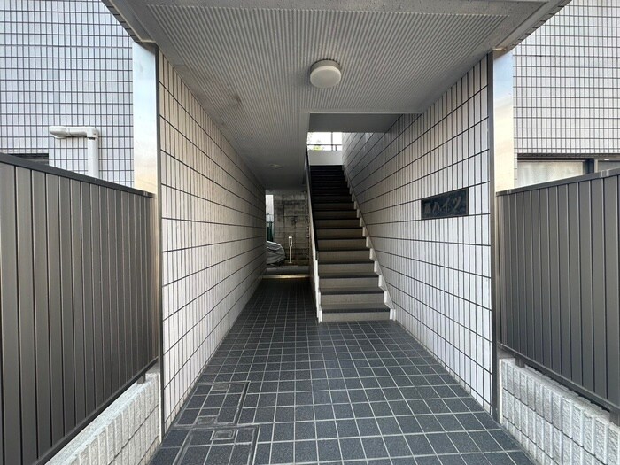 物件外観写真5　(エントランス部分)