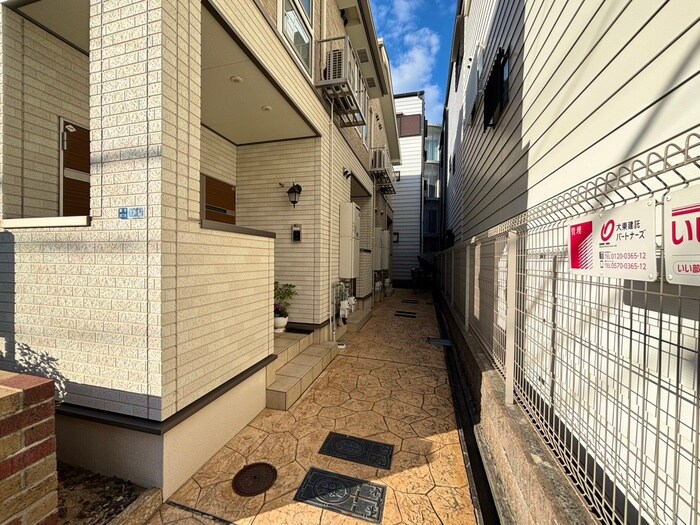 物件外観写真2　(エントランス部分)