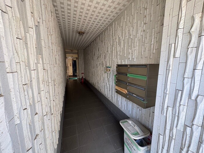 物件外観写真2　(エントランス部分)