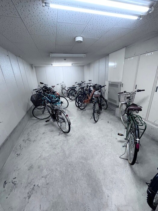 物件外観写真3　(駐輪場)