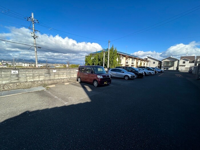 物件外観写真5　(駐車場)