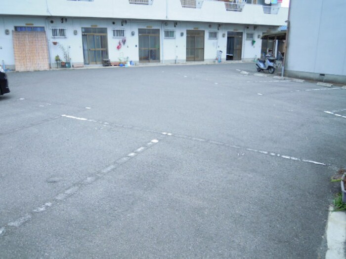 物件外観写真6　(駐車場)