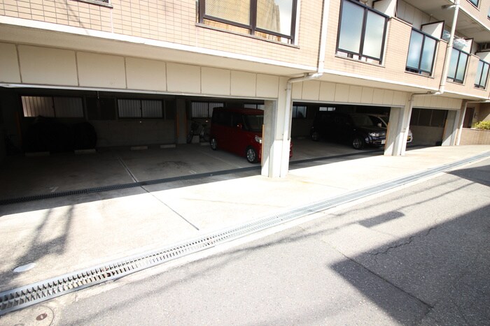 物件外観写真2　(駐車場)