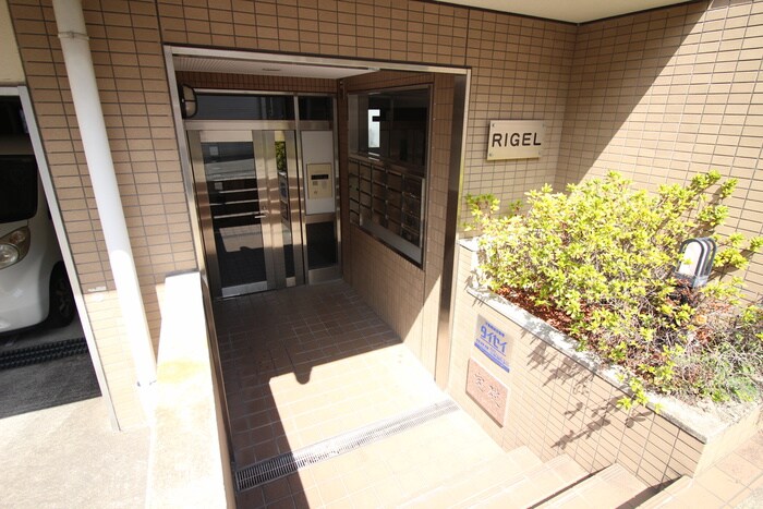 物件外観写真4　(エントランス部分)