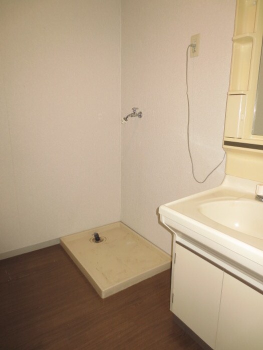 物件内観写真12　(洗濯機置場)