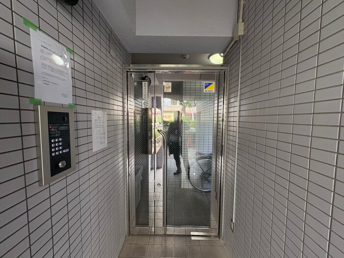 物件外観写真3　(エントランス部分)