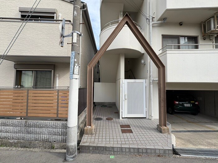 物件外観写真2　(エントランス部分)