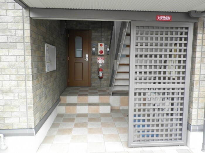 物件外観写真4　(エントランス部分)