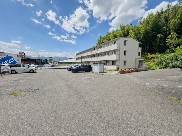 物件外観写真2　(駐車場)