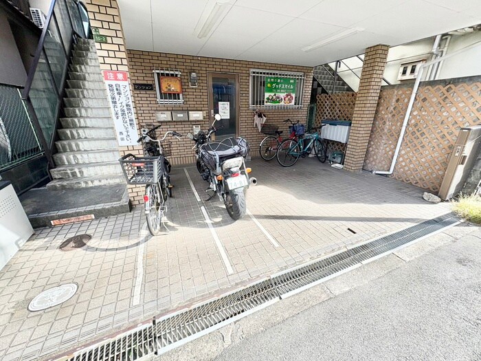 物件外観写真2　(駐輪場)