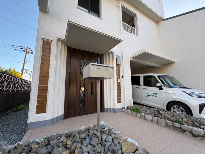 物件外観写真3　(エントランス部分)