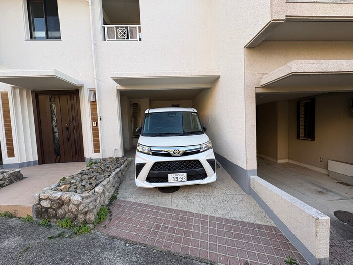 物件外観写真5　(駐車場)