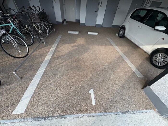 物件外観写真4　(駐車場)