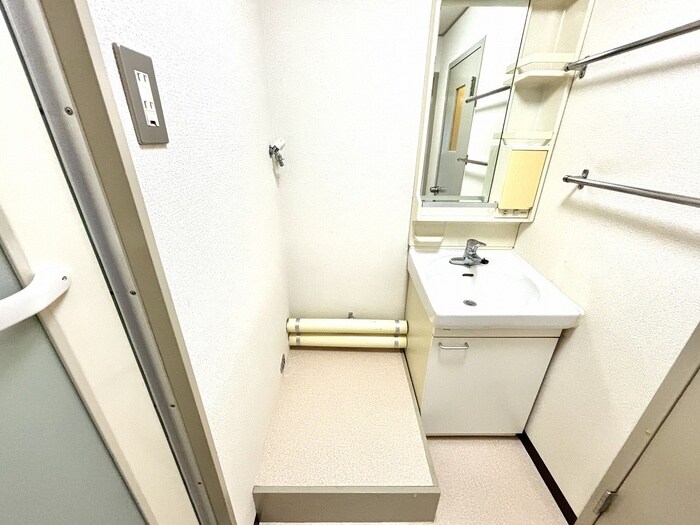 物件内観写真11　(洗濯機置場)