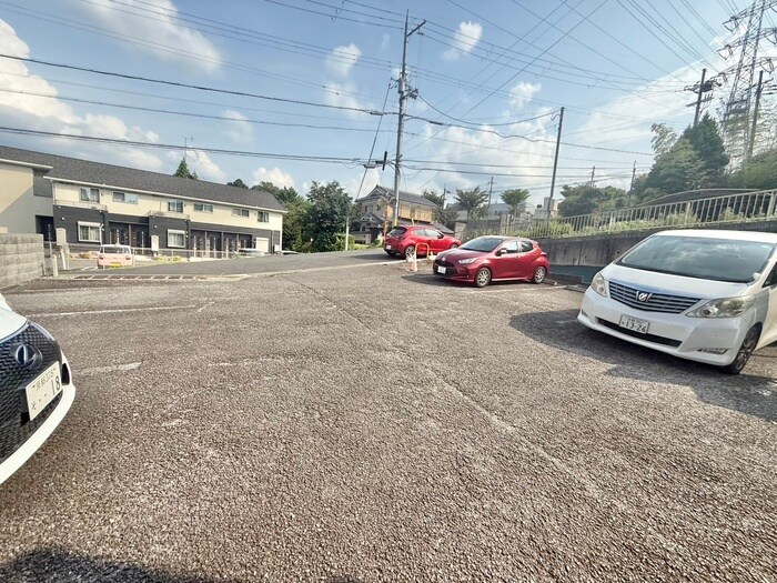 物件外観写真4　(駐車場)