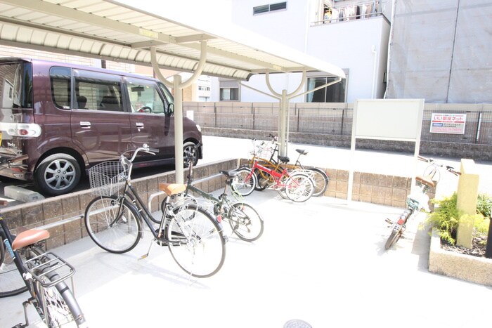 物件外観写真4　(駐輪場)