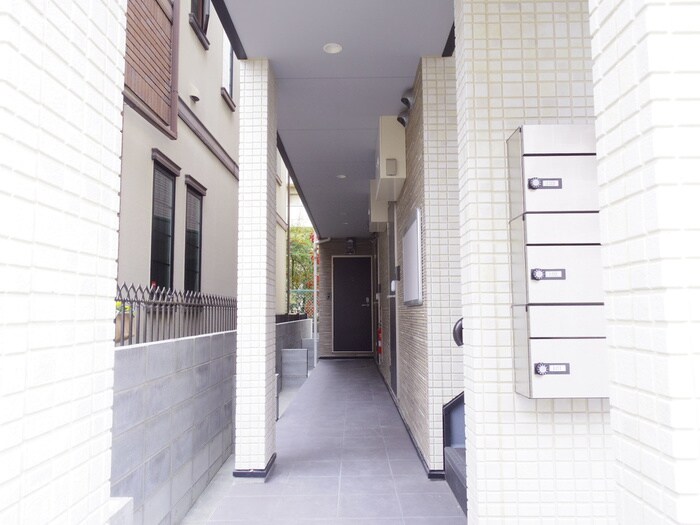 物件外観写真3　(エントランス部分)