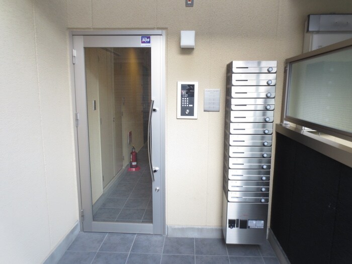 物件外観写真3　(エントランス部分)