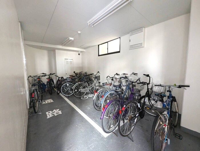 物件外観写真3　(駐輪場)