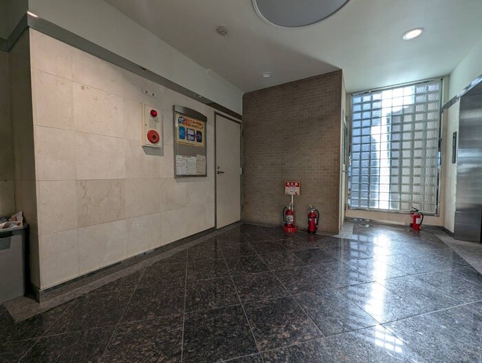 物件外観写真5　(エントランス部分)