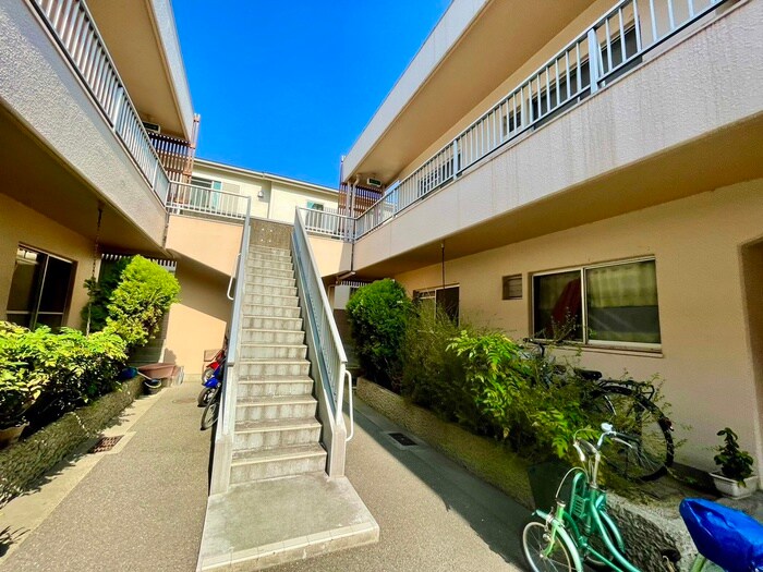 物件外観写真3　(エントランス部分)