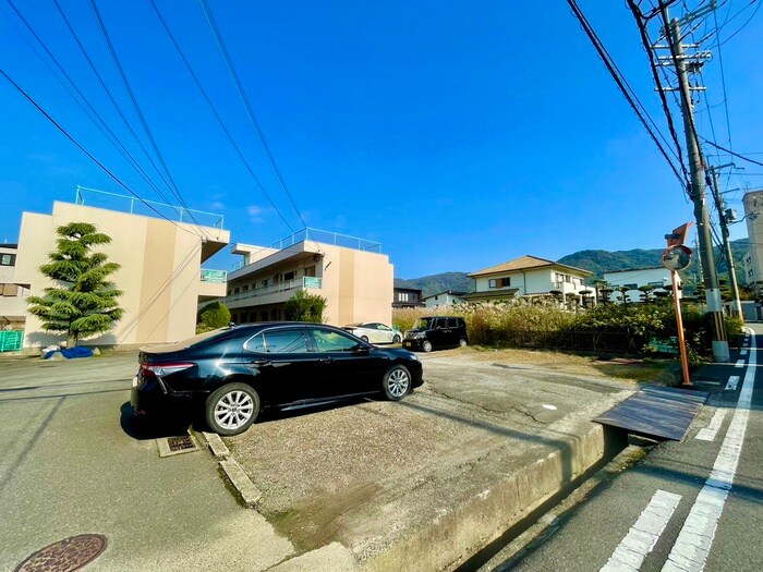 物件外観写真4　(駐車場)