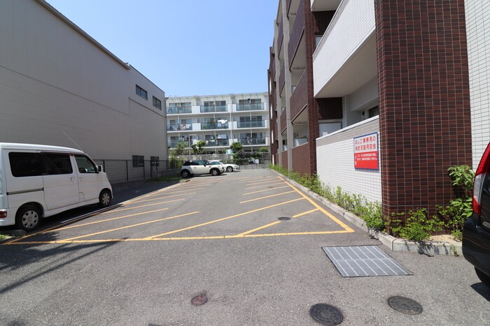 物件外観写真3　(駐車場)