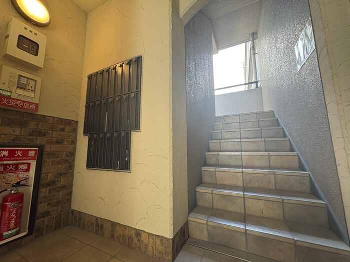 物件外観写真6　(エントランス部分)