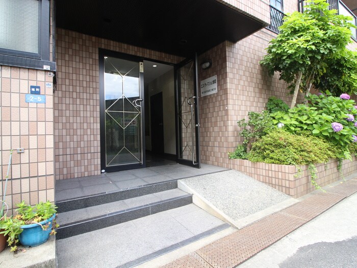 物件外観写真3　(エントランス部分)