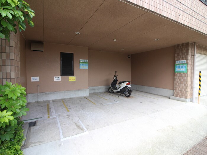 物件外観写真6　(バイク置き場)