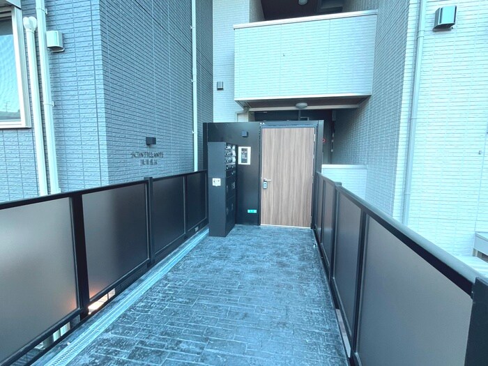 物件外観写真3　(エントランス部分)