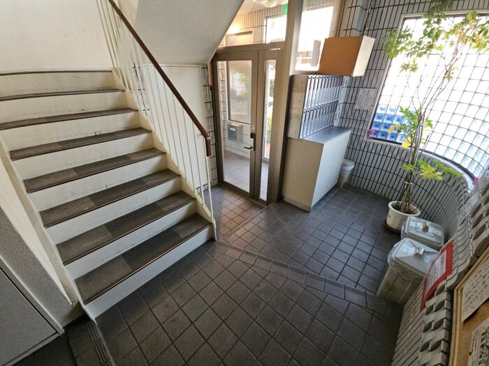 物件外観写真3　(エントランス部分)