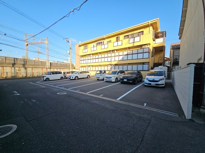 物件外観写真5　(駐車場)