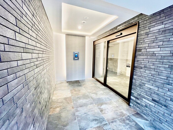 物件外観写真2　(エントランス部分)