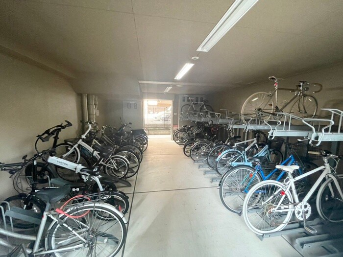 物件外観写真4　(駐輪場)