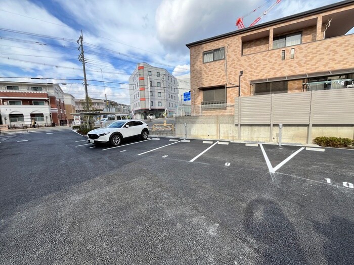物件外観写真6　(駐車場)