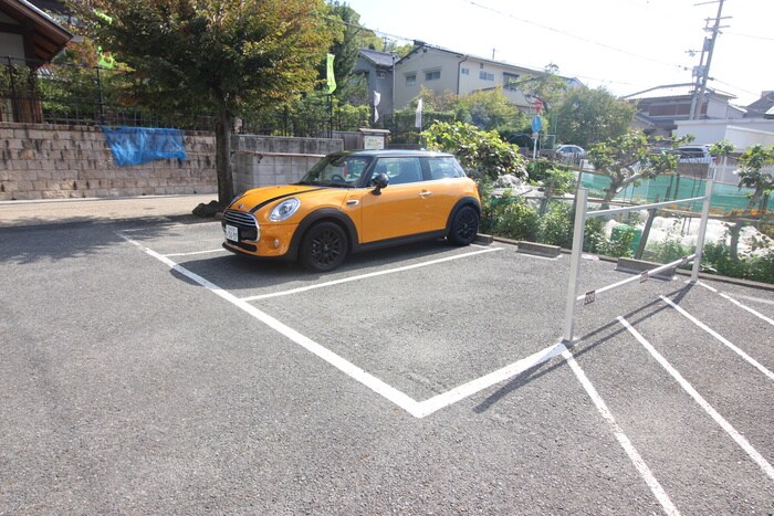 物件外観写真2　(駐車場)