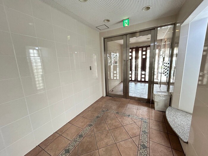 物件外観写真6　(エントランス部分)